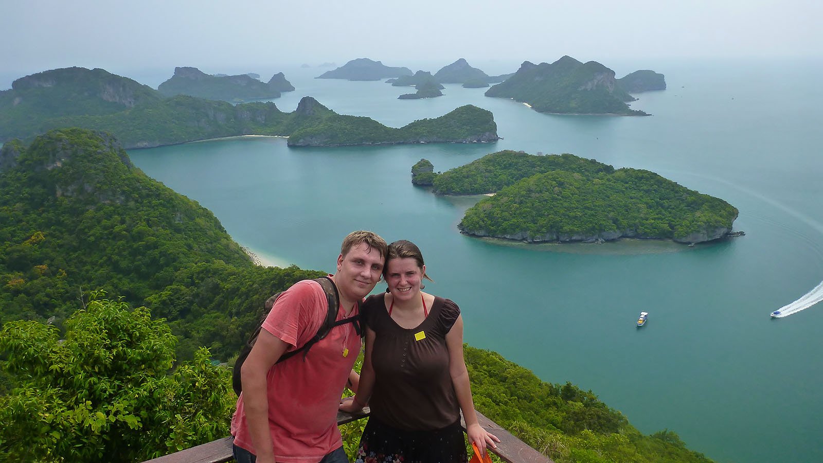 Uzkāpām līdz pašai augšai ar iešļūcenēm kājās, lai gan mums teica, ka bez normāliem apaviem tālāk par pirmajiem 100 metriem netiksim -)